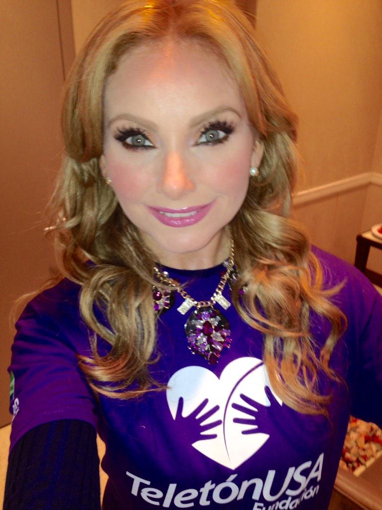 cuquitaoficial's tweet photo. En unos momentos en @TeletonUSA por@Univision apoyemos a nuestros niños #PoderLatino http://t.co/NZrGrtVOJo