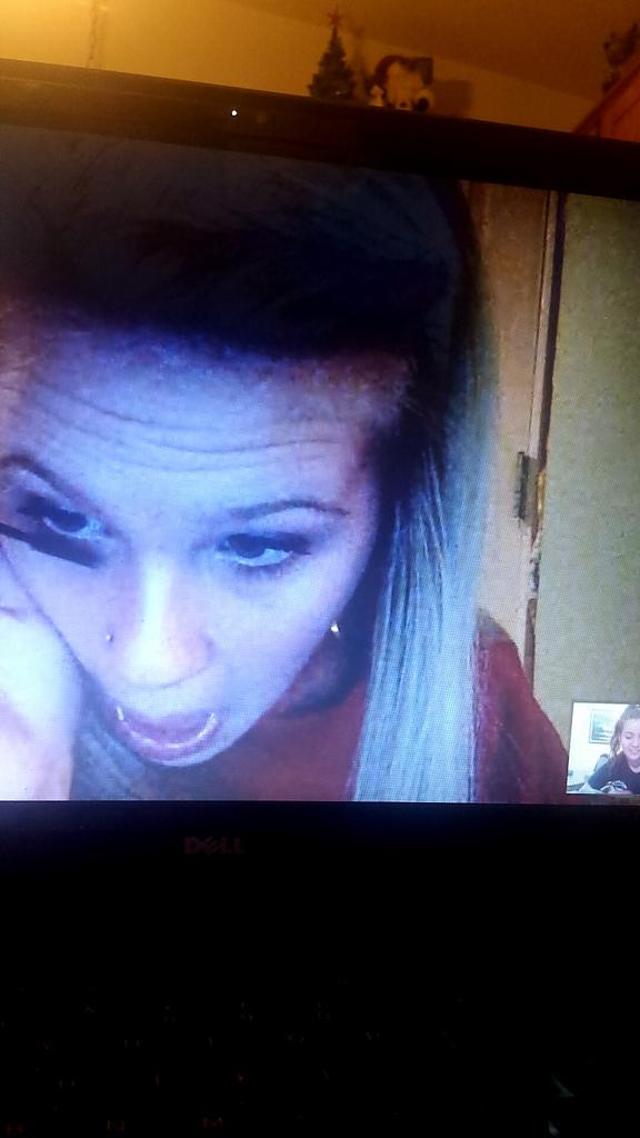 EricaGeorges's tweet photo. Skyping @DarianPost is always fun! #ApplyingMakeup 😋 http://t.co/6X2YslIQ86