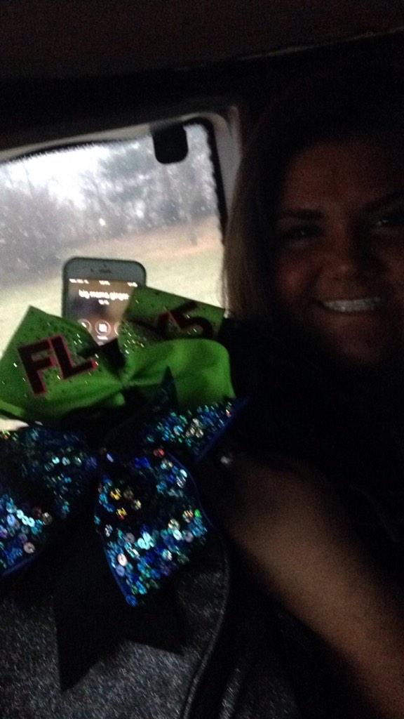 Queenssarahh's tweet image. @peytonnmariee has a fly 5 bow #fly5 has followers #FFOD