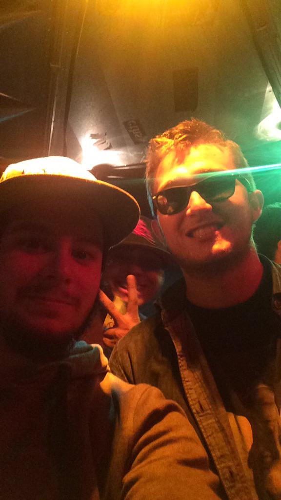 VoutazM's tweet photo. Avec @vald_ld le concert le plus ouf ! #Sullyvan #NQNT http://t.co/ZsgRgy3vHq