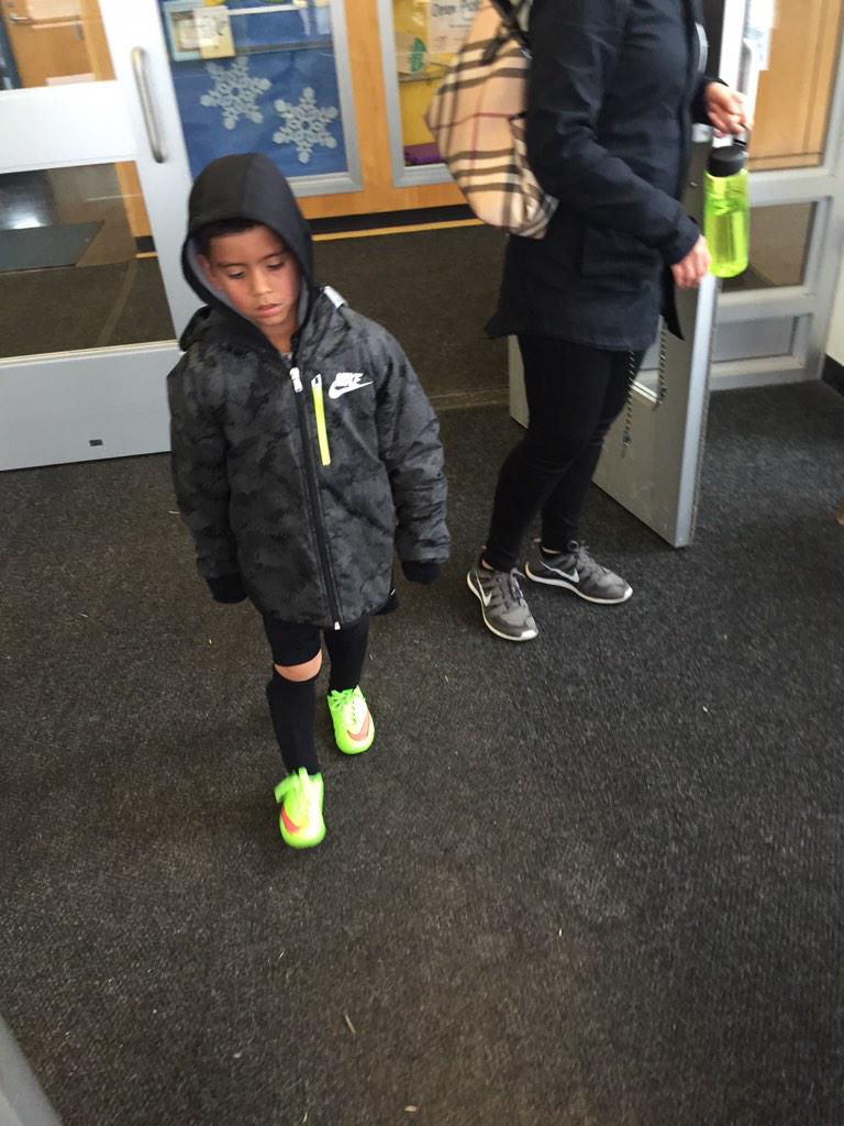 WillGON7's tweet photo. It's winter in MN, but that ain't stopping him @nikefootball @Cristiano @nikesoccer @nikesportswear @Nike http://t.co/oDTtC7N6Bf