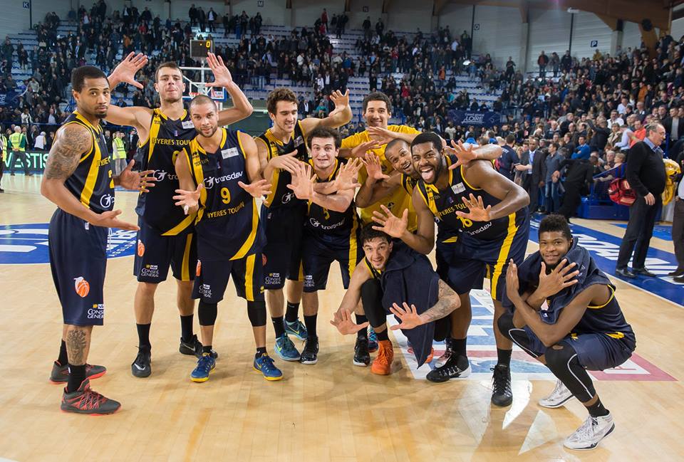 Be_BasketFr's tweet photo. Hyères-Toulon remporte le choc des leaders de #ProB chez la @ChoraleRoanne http://t.co/v2hrlEI55R photo : @seb_gphoto http://t.co/L5HrjuH4Ti