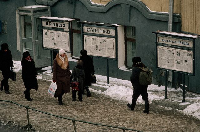 HistoryFoto's tweet image. Серая московская правда. Москва, СССР, 1986 г.