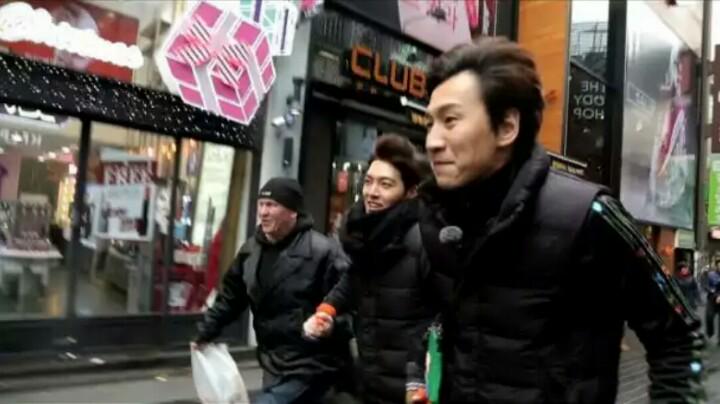 RunningManVirus's tweet image. [STREAMING] Running Man Ep 225 with guests Kim Woo Bin and Lee Hyun Woo vod.sbs.co.kr/onair/onair_in…
