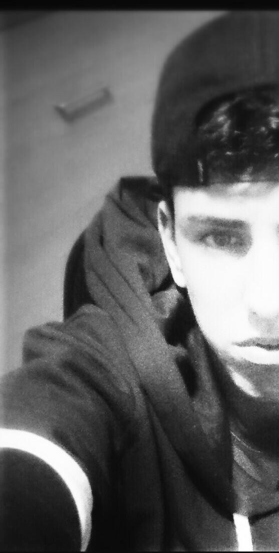 GallegHoo's tweet photo. Un laberinto sin salida donde el miedo se convierte en amor...🎶👌 http://t.co/9lQzs418Mu