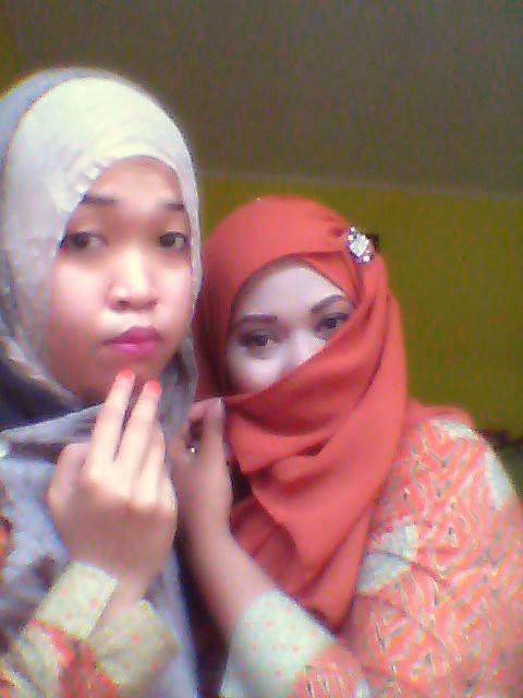 Etty_arhma's tweet photo. kemarin lg eksis2 bersama teman yg udah aku lantik namanya yaitu syahrini, Soalnya make up beda2 tipislah sm syahrini http://t.co/VgaE2H7bbA