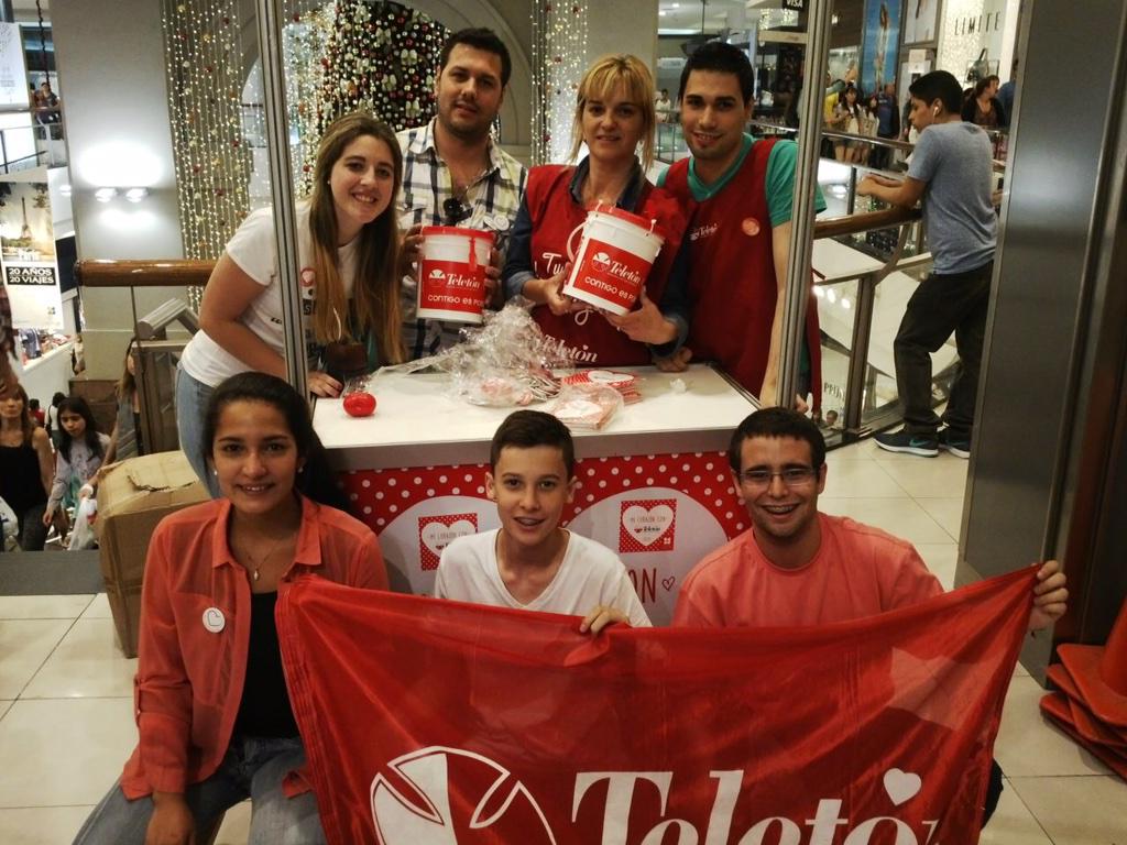jovenesblancos's tweet photo. Terminando la jornada con una sonrisa! Orgullosos de este país solidario! #NoHayLimites para el corazón. #TeletonUY http://t.co/PbcEWYEO40