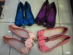 MirajaneShop's tweet photo. Back in Stock! #jellyshoes #melissa #ballet #murmer only 110k ☺ artis aja pake! XD minat? Add pin:2B4B8350 xoxo http://t.co/dRf8AlOzWa