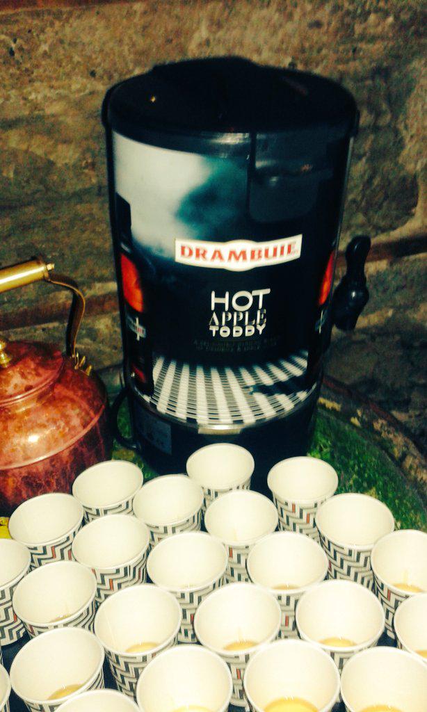 syrettkaty's tweet photo. #drambuie what a night #mobbed #Edinburgh #Christmas #business @LeeannMackay @syrettkaty #hottoddy #playahs http://t.co/0mqilN5uaa