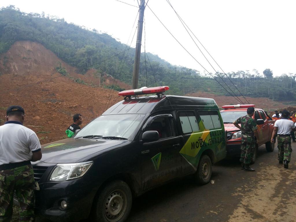fatchuri's tweet photo. Mobil jenazah @Dompet_Dhuafa siaga di lokasi bencana #Banjarnegara utk evakuasi jenazah @Jogja24Jam @jayteroris http://t.co/P5HFPoBbos