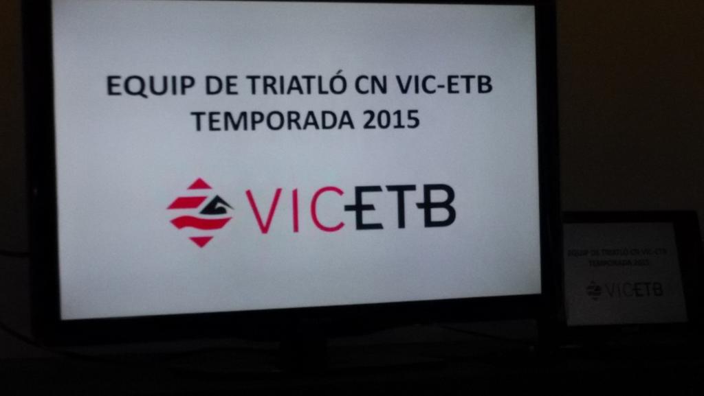 Nuriapeix's tweet photo. Gran xerrada amb @pepdelamora x la temporada 2015! Molta il.lusió i ganes de fer equip! + sopar nenes:)#vicetbpower http://t.co/GcmRKOU9sQ