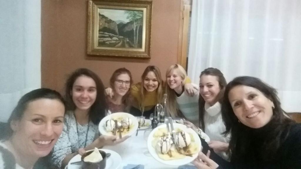 Nuriapeix's tweet photo. Gran xerrada amb @pepdelamora x la temporada 2015! Molta il.lusió i ganes de fer equip! + sopar nenes:)#vicetbpower http://t.co/GcmRKOU9sQ