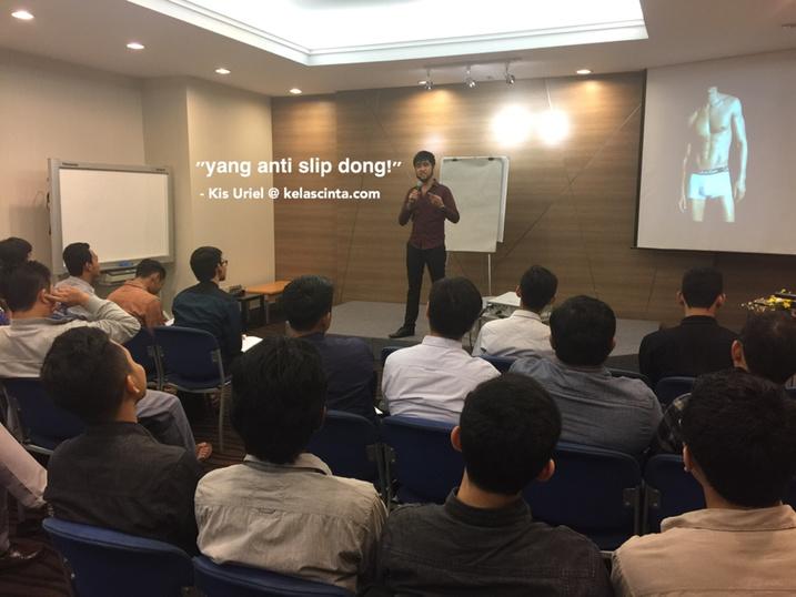 JetVeetlev's tweet photo. Sesi @kisuriel dalam pentingnya jiwa kepemimpinan dalam sebuah hubungan. #HSMS2014 http://t.co/rklGAvB2PI