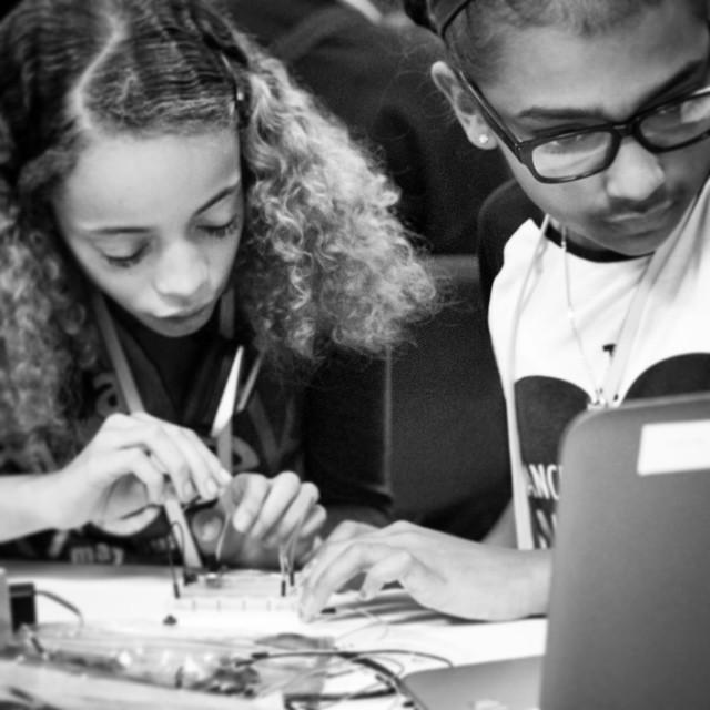 insta_arduino's tweet image. ift.tt/12K7pJ2 - These girls learned how to program an #arduino #squishyrobot ... ift.tt/1A60mFH