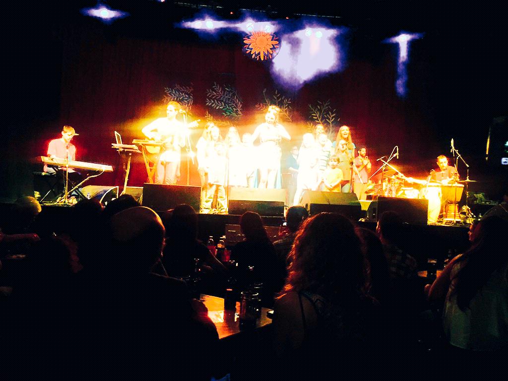 barilirodolfo's tweet image. En El Teatro de La Plata #Tonolec junto a un coro de niños (Dan y Beni, entre ellos). #HermosoMomento