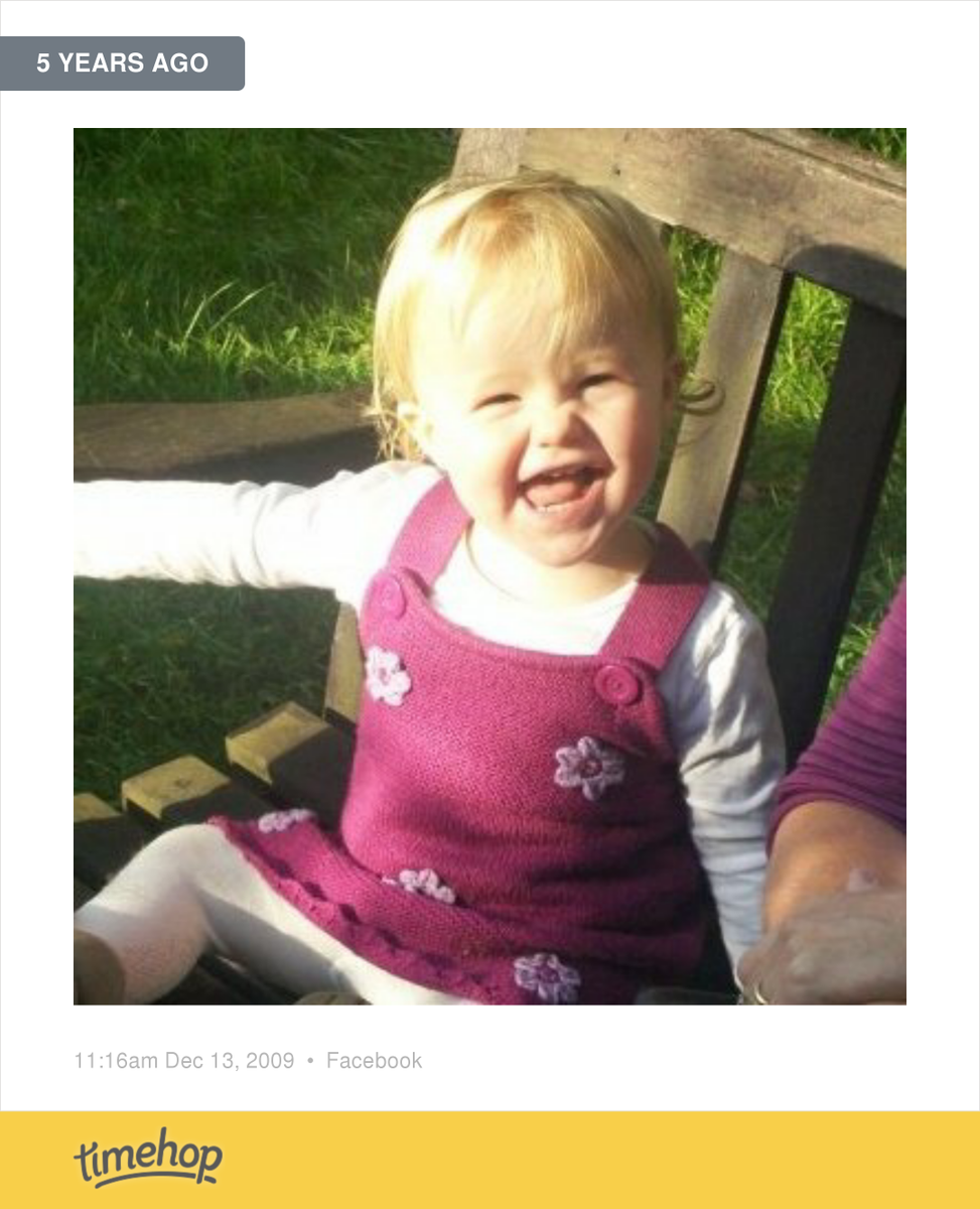 nicky_fletch's tweet photo. Is that the cutest thing u ever seen or what!! God I'd love her back like that ❤️❤️ http://t.co/p2kD7bullU http://t.co/aBGptEjdO5