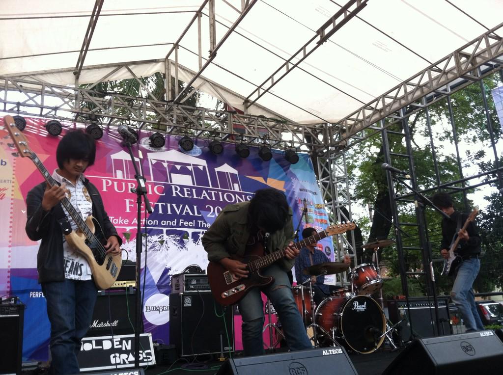PRFESTUNISBA's tweet photo. Now on stage: Holden Grass. Merapaaat!! #PRFESTIVAL14 http://t.co/tRwl1Lr9M6