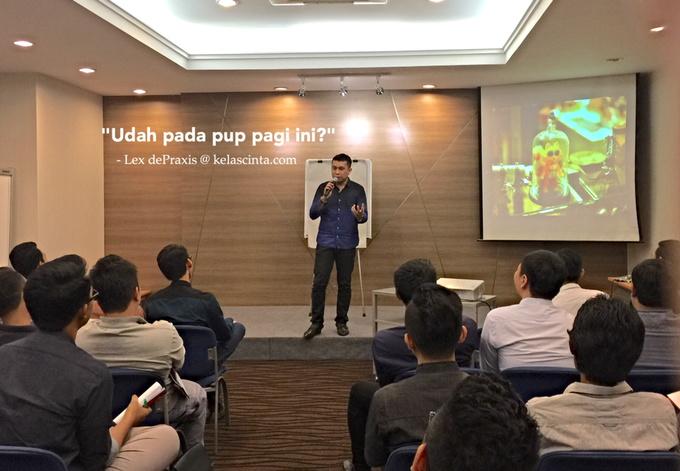 JetVeetlev's tweet photo. Sesi @lexdepraxis membedah rasa ngarep dan efeknya pada romansa. #HSMS2014 http://t.co/kAiMyOlBI7