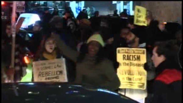 ABC7NY's tweet image. BREAKING AT 11: Police issue warning after 2 officers assaulted amid massive protests 7ny.tv/1sqZiYy