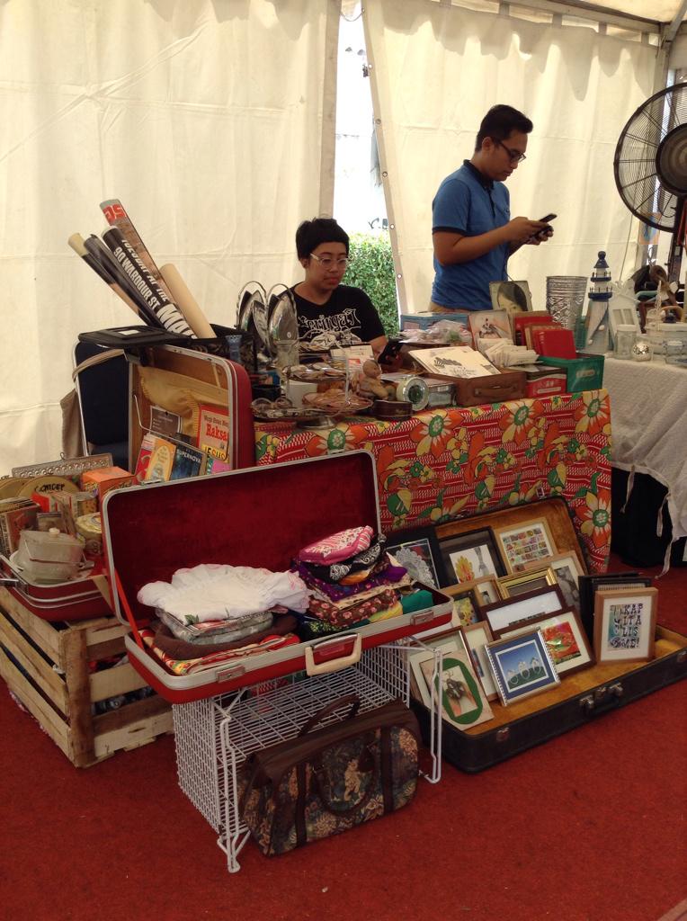 AplusJKT's tweet photo. #GoAheadPeople banyak barang2 vintage dan unik nih di tenant @vantiani di #PadaHariMinggu #APlusTeam #GoAheadMarket http://t.co/1uWNn34QRK
