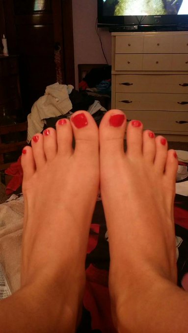 It's much harder than you'd think to take a good photo of your own toes 😂😂. #NewToePaint http://t.co<a href="/tag/newtoepaint"class="tags"><span>#newtoepaint</span></a>