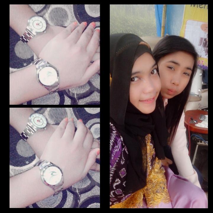 Syarah_vio's tweet photo. Thanks for surprise my sister , walaupun telat . Tapi ora popo 🎉🎊🎁😍 sukaa banget jam couple nya 😍😍 http://t.co/KArgJPnvPx