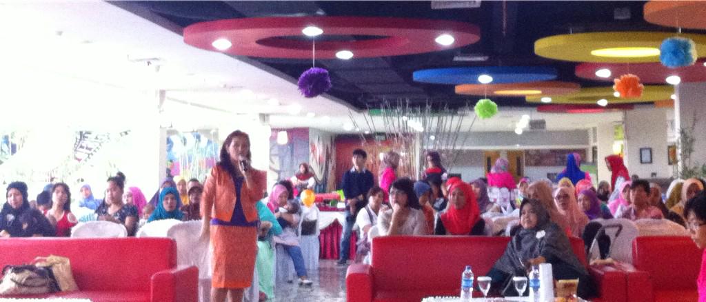 BabelPeduliASI's tweet photo. Keren... “@dibamommy: @miasutanto bawakan investASI generASI masa depan di talkshow peresmian #AIMIbabel  @aimi_asi http://t.co/UhhSCCcHZX”