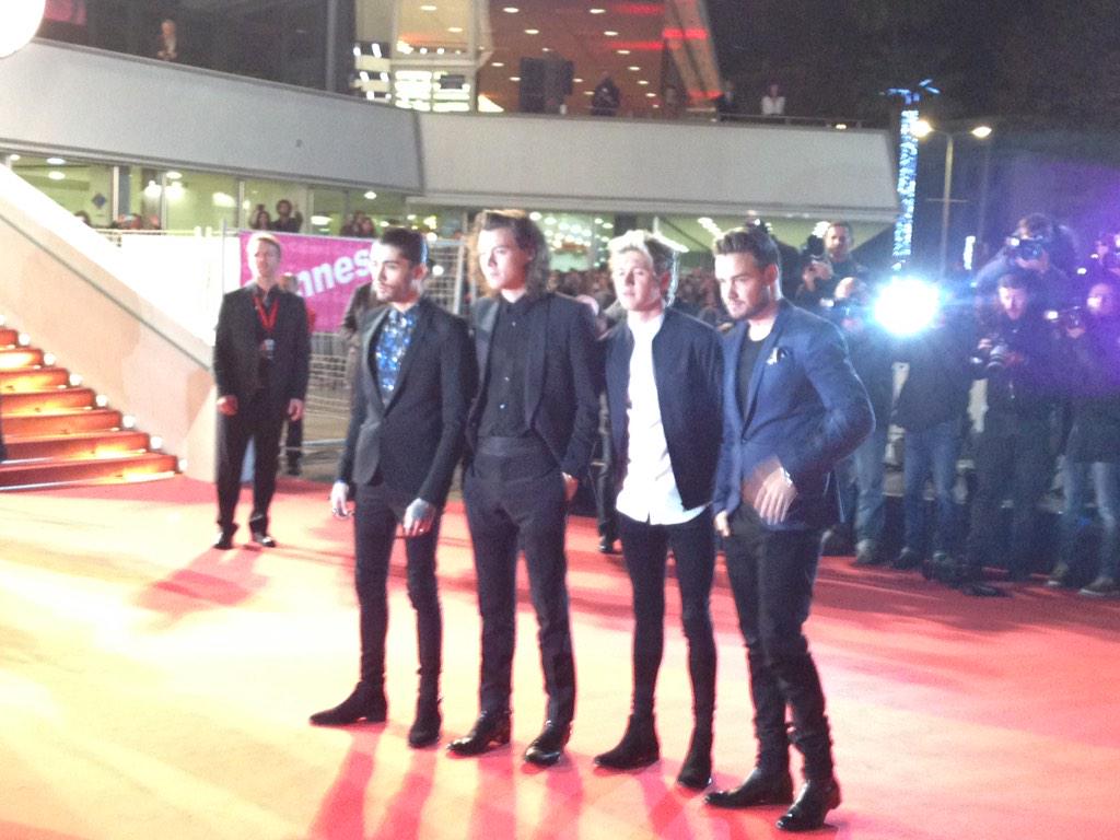 1DFAMILYOFINA's tweet image. #NEW The boys (minus Louis) on the red Carpet at the NRJ Music Awards in Cannes today (5-8) #MTVStars One Direction