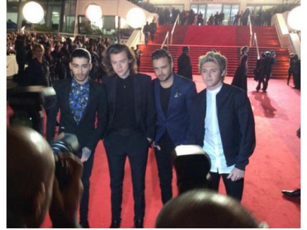 1DFAMILYOFINA's tweet image. #NEW The boys (minus Louis) on the red Carpet at the NRJ Music Awards in Cannes today (5-8) #MTVStars One Direction