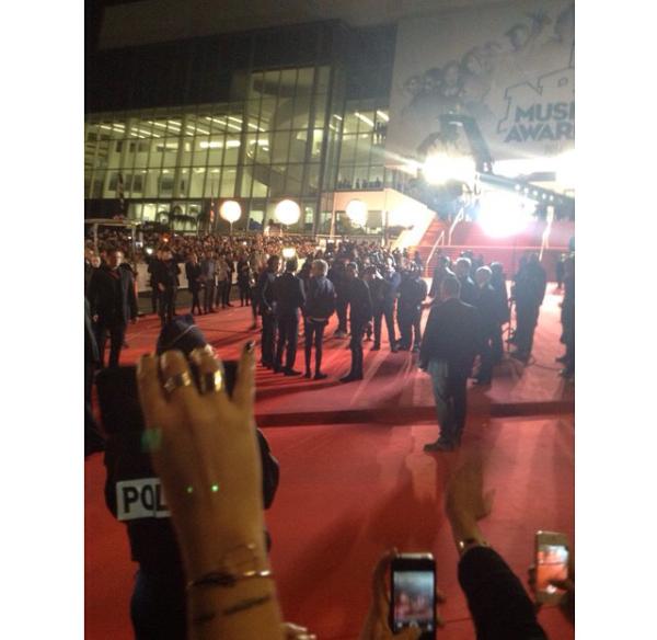 1DFAMILYOFINA's tweet image. #NEW The boys (minus Louis) on the red Carpet at the NRJ Music Awards in Cannes today (5-8) #MTVStars One Direction