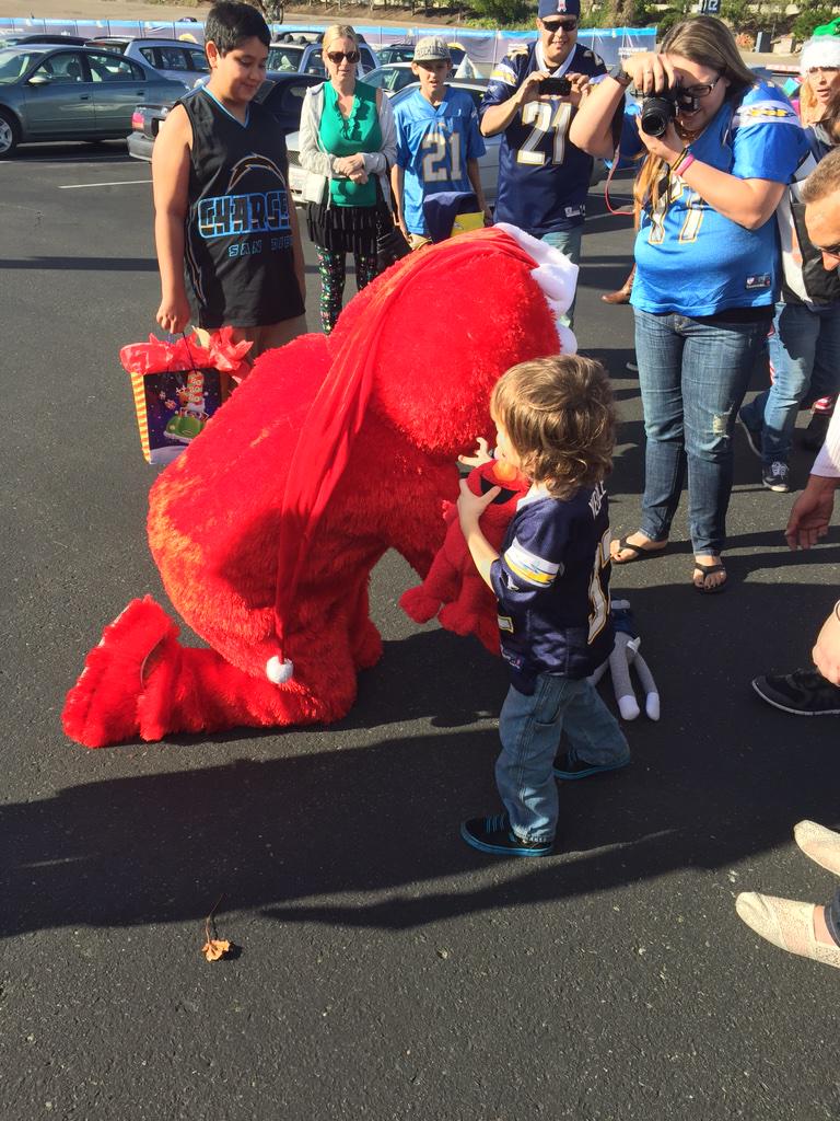 richie_farley1's tweet photo. Killy hugging Elmo, pretty much the brightest thing I've seen all year. #KillyStrong #KillysArmy http://t.co/LhHFXbbwhK