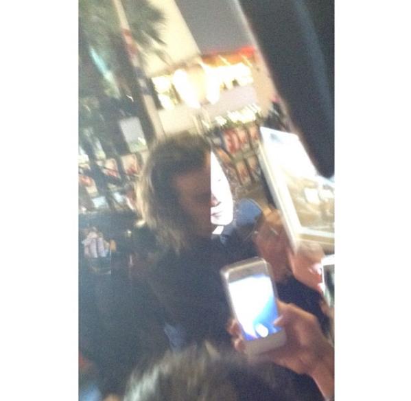 1DFAMILYOFINA's tweet image. #NEW Harry on the red Carpet at the NRJ Music Awards in Cannes today (9-10) #MTVStars One Direction