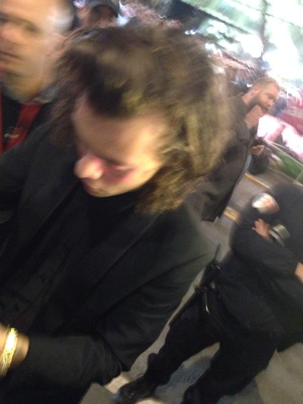 1DFAMILYOFINA's tweet image. #NEW Harry on the red Carpet at the NRJ Music Awards in Cannes today (11-14) #MTVStars One Direction