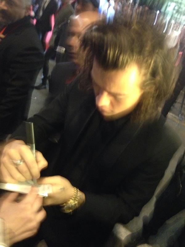 1DFAMILYOFINA's tweet image. #NEW Harry on the red Carpet at the NRJ Music Awards in Cannes today (11-14) #MTVStars One Direction