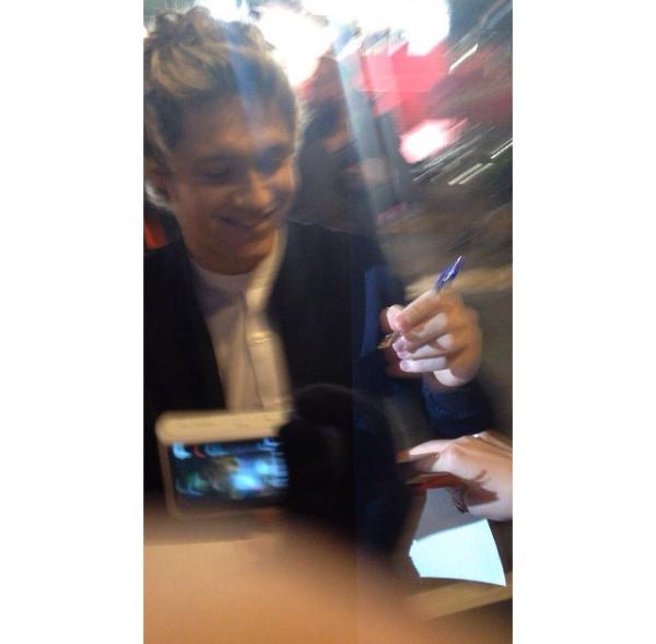 1DFAMILYOFINA's tweet image. #NEW Niall on the red Carpet at the NRJ Music Awards in Cannes today (15-16) #MTVStars One Direction