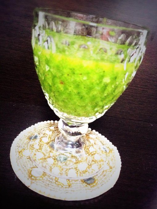 サラダちんげん菜、グレープフルーツ、りんご 今日のグリーンスムージーの味は、まぁまぁだった 茎がシッカリしてる野菜を使う時は、バナナで甘さを出した方がよさそうだ🍌 http://t.co/OYQLRw