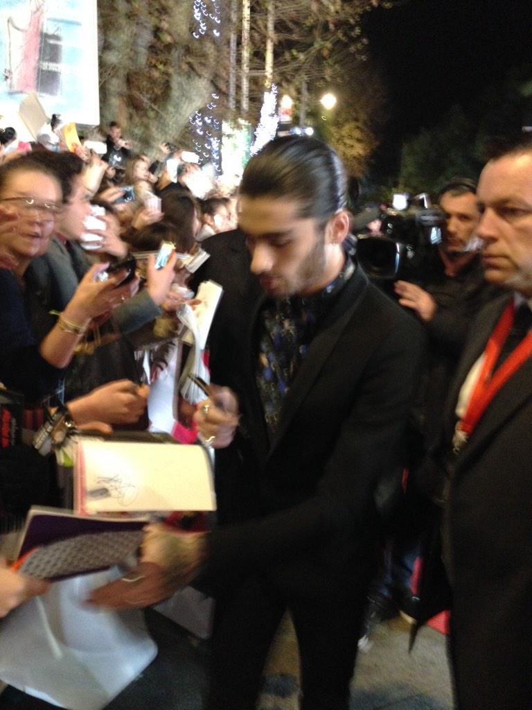 1DFAMILYOFINA's tweet image. #NEW Zayn on the red Carpet at the NRJ Music Awards in Cannes today (19-22) #MTVStars One Direction