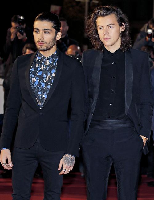 1DFAMILYOFINA's tweet image. #NEW Harry &amp;amp; Zayn on the red Carpet at the NRJ Music Awards in Cannes today (38-40) #MTVStars One Direction