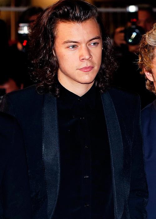 1DFAMILYOFINA's tweet image. #NEW Harry on the red Carpet at the NRJ Music Awards in Cannes today (41-44) #MTVStars One Direction