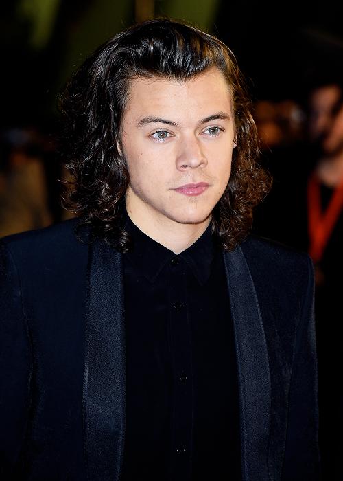 1DFAMILYOFINA's tweet image. #NEW Harry on the red Carpet at the NRJ Music Awards in Cannes today (41-44) #MTVStars One Direction