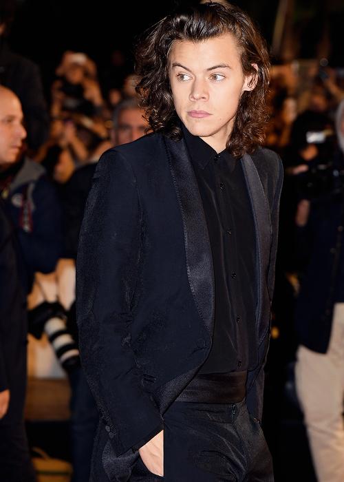1DFAMILYOFINA's tweet image. #NEW Harry on the red Carpet at the NRJ Music Awards in Cannes today (41-44) #MTVStars One Direction