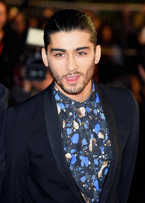 1DFAMILYOFINA's tweet image. #NEW Zayn on the red Carpet at the NRJ Music Awards in Cannes today (45-46) #MTVStars One Direction