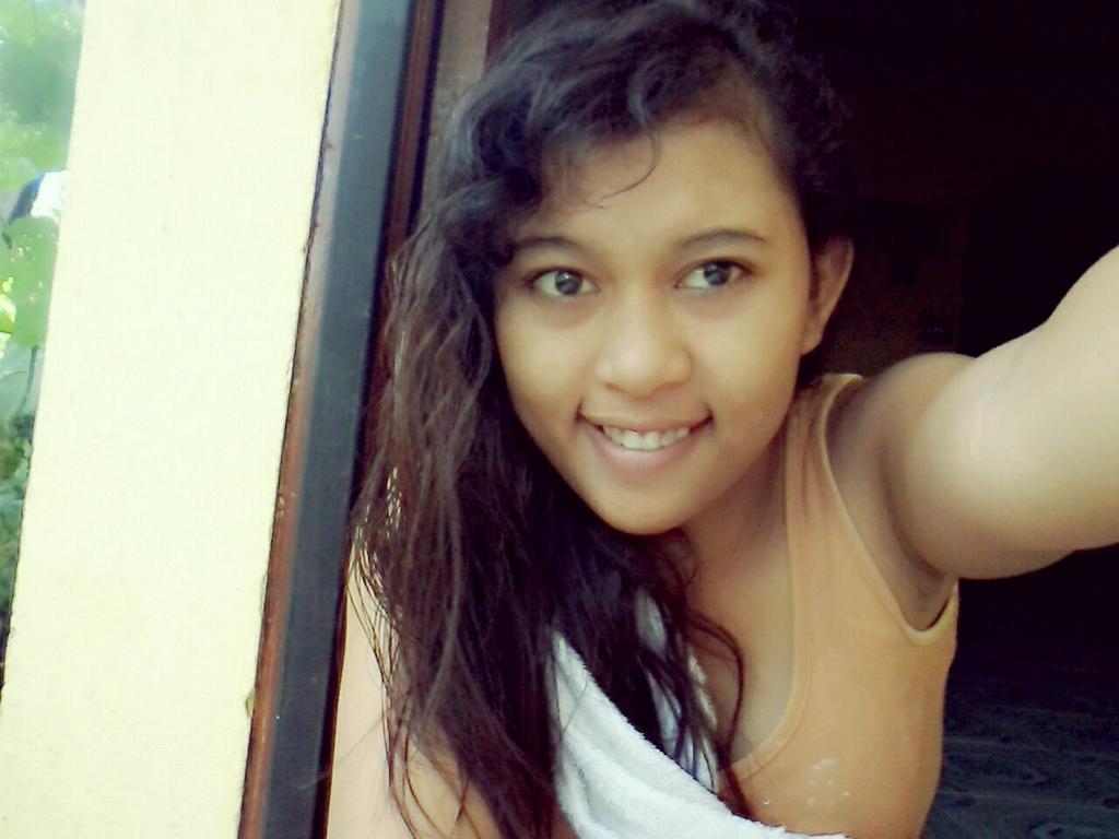 lhenny_widya's tweet photo. Saya;) http://t.co/EFgzXVSg3E