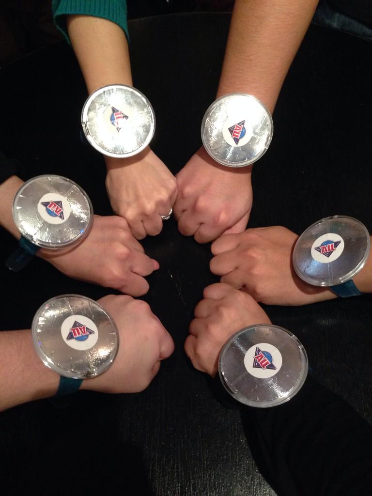 リアル脱出ゲーム原宿店 旧 原宿ヒミツキチオブスクラップ على تويتر A U アカデミーに6人お揃いの物を身につけてピンバッチを狙っている諸君 風邪用のマスクつけてます とか みんな 全然バラバラの 手袋してます とかは残念ながら認められないぞ 見本を貼って