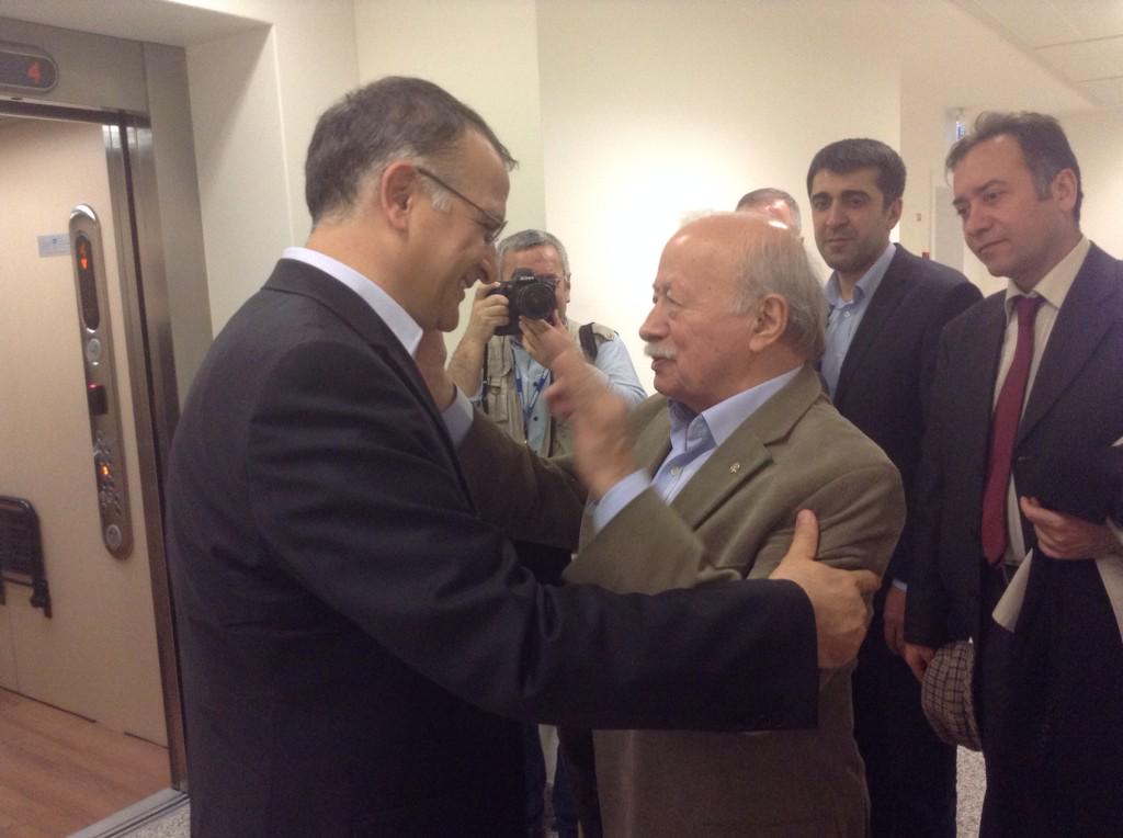 ekremdumanli's tweet photo. Teşekkürler Oktay Ekşi:
"Özgürlüğünü savunmak hepimizin borcu. Her zaman yanınızdayım..."

#ÖzgürBasınSusturulamaz http://t.co/6qwBMYRwFs
