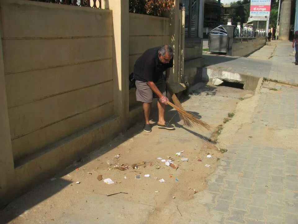 Swachhathon's tweet photo. We salute @ajaydewan  this is how I contributed by cleaning the footpath near MG Road Bangalore http://t.co/BQqYdVQcIH