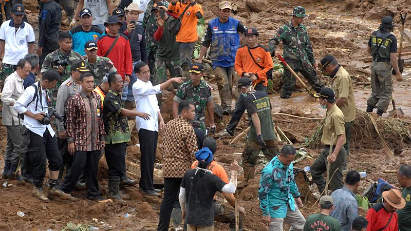 RobbySabila's tweet photo. Musrik ! #geli RT @VIVAnews: Dianggap Bawa Berkah, Warga Berebut Air Sisa Cuci Tangan Jokowi http://t.co/0COg4whwTi http://t.co/DYaeCM6UQH