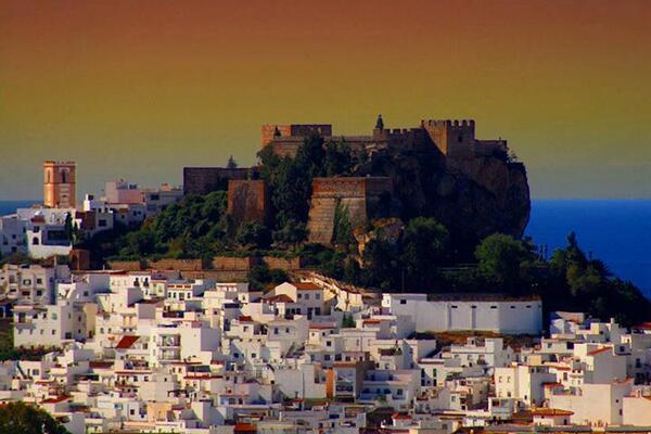 NatuPictures's tweet photo. Espectacular amanecer en Salobreña,  Granada. http://t.co/wFCEBJRYBw