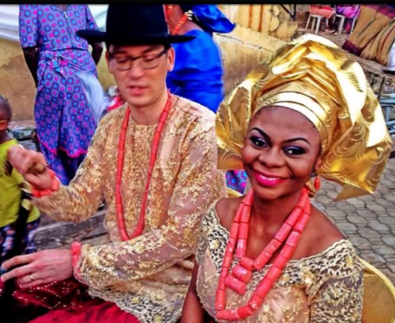 xenandex's tweet image. RT @GaoBW: So Karen married a white man.. #GoodGoing RT @bishopmarn: OOMF said she come resemble Kermit for here http://t.co/sOkXNfXgvE"