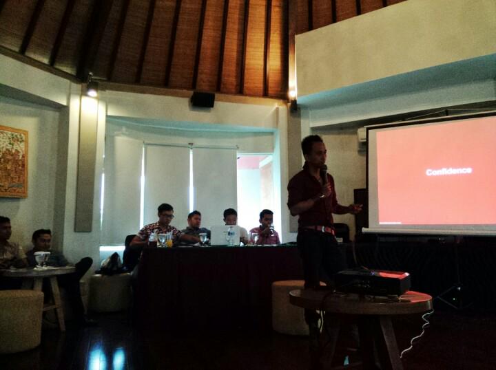 hitmansystem's tweet photo. Ada @honjimilagro yang lagi bahas tentang pentingnya percaya diri dan pemaksimalannya. #HSMS2014 http://t.co/g2vb1gImJm